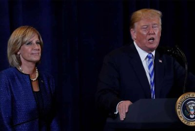Claudia Tenney (kiri) mengemukakan rang undang-undang bagi menjadikan hari lahir Donald Trump pada 14 Jun sebagai cuti umum persekutuan, menyamakan dengan pengiktirafan Hari Presiden yang memperingati kelahiran George Washington - Foto: Agensi