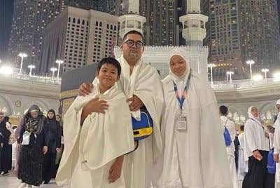 Ahmad Nor Al Faizan bersama dua anak, Nurul Farhana dan Ahmad Faris tiba di tanah suci pada Selasa.