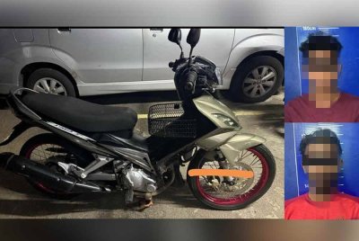 Motosikal dirampas ketika serbuan. Suspek (kanan) dipercayai terlibat dalam kes kecurian motosikal di Kluang. - foto IPD Kluang
