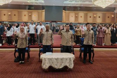 Sivanesan (dua dari kiri) hadir bagi merasmikan Forum Cakna Komuniti Negeri Perak di Dewan Bankuet, Bangunan Setiausaha Kerajaan Negeri di Ipoh pada Selasa.