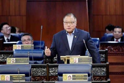King Sing ketika sesi soal jawab sempena Mesyuarat Pertama Penggal Keempat Parlimen ke-15 Dewan Rakyat di Bangunan Parlimen hari ini. - Foto: Bernama