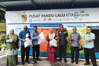 Veerapan (tiga dari kaman) merasmikan operasi PPLK di Tampin pada Selasa.