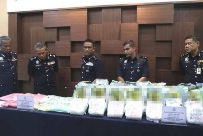 Fisol (tengah) menunjukkan dadah yang dirampas pada sidang akhbar di IPK Kedah pada Selasa.