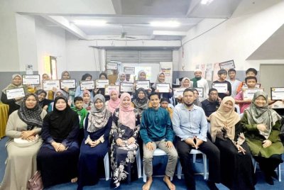 DR SHARIFAH (empat dari kiri) bersama pensyarah UPTM dan para pelajar pada majlis penutup program Future Caliph Centre di Pusat Pembelajaran Komuniti Anjung Hikmah, Nilai baru-baru ini. 