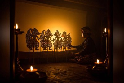 Patung ukiran tangan bercorak tradisional persembahan wayang kulit dan menggunakan dialek tempatan diiringi bunyi serunai dan gendang mampu mencipta suasana memukau penuh emosi. Foto dijana oleh AI