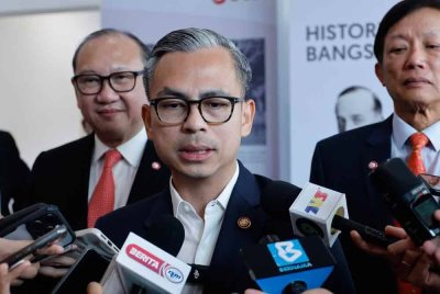 Fahmi ketika bertemu pengamal media pada pembukaan ' flagship OCBC Premier Private Centre' di Bangsar, pada Selasa. Foto Bernama