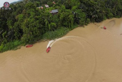 Operasi pencarian melalui kaedah 'surface searching' yang dilakukan pada sebelah pagi, gagal menemui kedua-dua mangsa. Foto Bomba Perak
