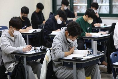 Lebih 240 guru sekolah awam dan swasta di Korea Selatan didapati menjual soalan peperiksaan percubaan kepada akademi swasta. Gambar hiasan