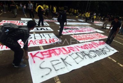 Sebahagian daripada 1,000 penuntut Universiti Indonesia (UI) yang menyertai demonstrasi itu di Depok, Jawa Barat.