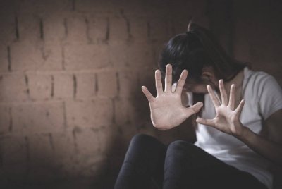 Tertuduh menghempuk seorang wanita menggunakan televisyen dikenakan denda Perintah Kehadiran Wajib (PKW) selama empat jam sehari dalam tempoh 30 hari. Foto 123RF