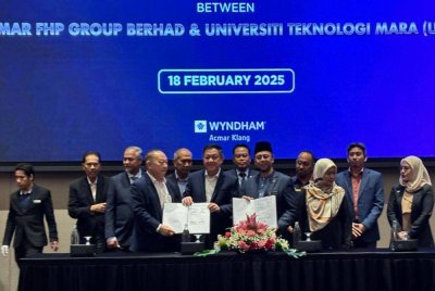 Naib Canselor UiTM, Profesor Datuk Ts Dr Shahrin Sahib @ Shahibuddin (lima dari kanan) bertukar dokumen perjanjian bersama Acmar Group.