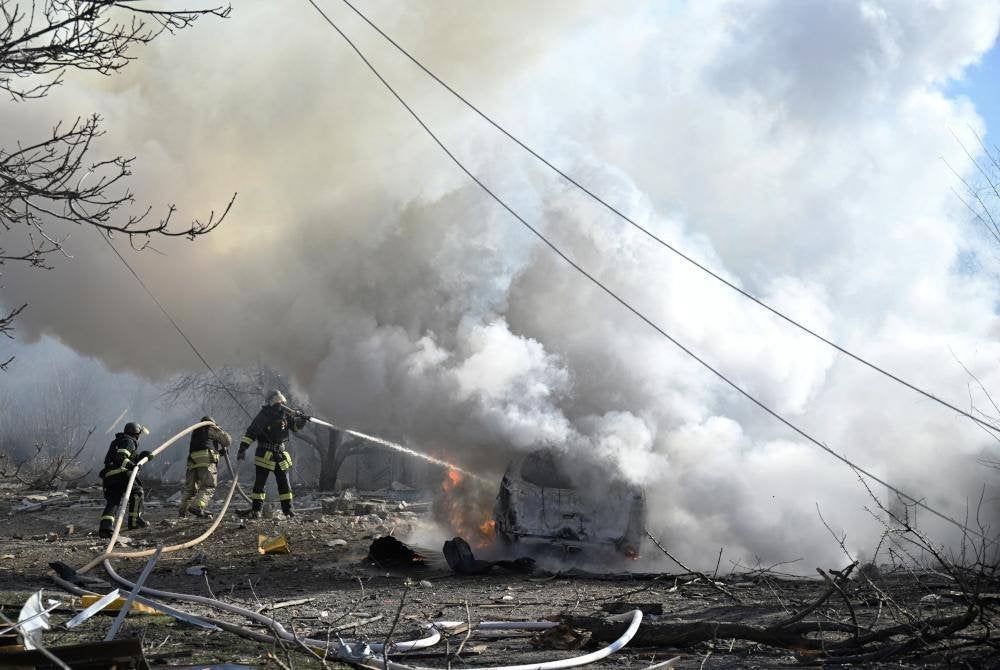 Anggota bomba cuba mengawal kebakaran di bandar Kramatorsk setelah ia dibedil.