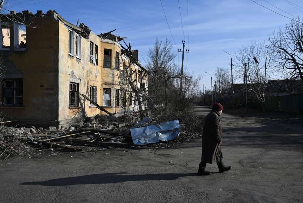 Bangunan di Kostyantynivka berhampiran unit barisan hadapan di Donetsk yang menjadi sasaran bedilan.