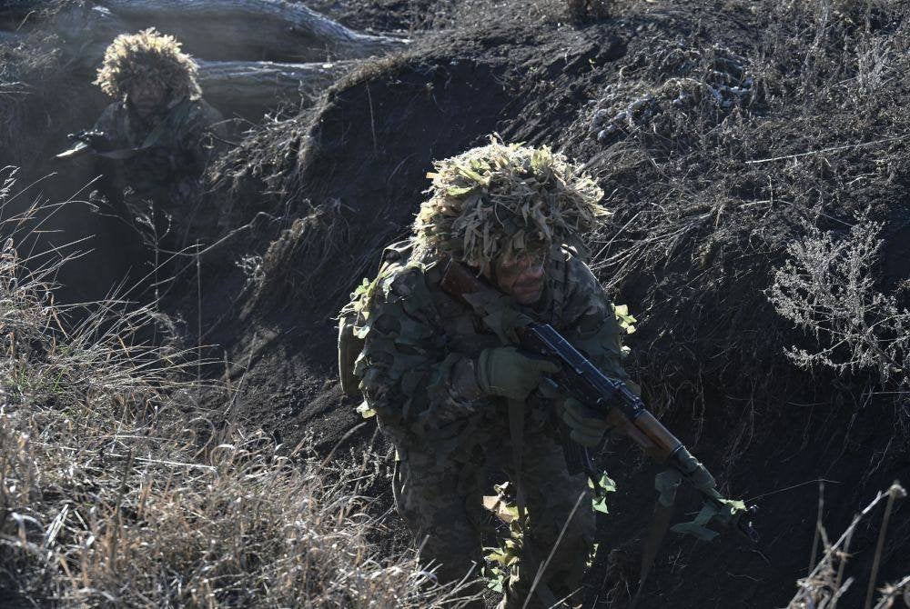 Bekas banduan yang berkhidmat di bawah batalion raifal khas Alkatraz menyertai latihan di barisan hadapan di Donetsk.
