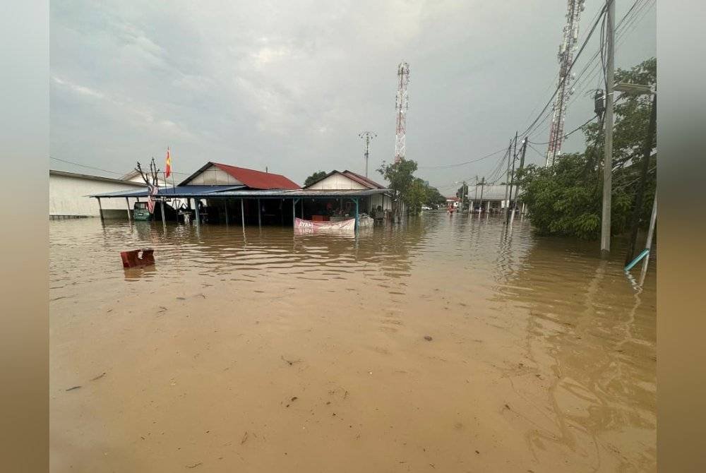 Situasi banjir kilat di sekitar Kampung Jalan Kebun, Shah Alam pada September 2024.