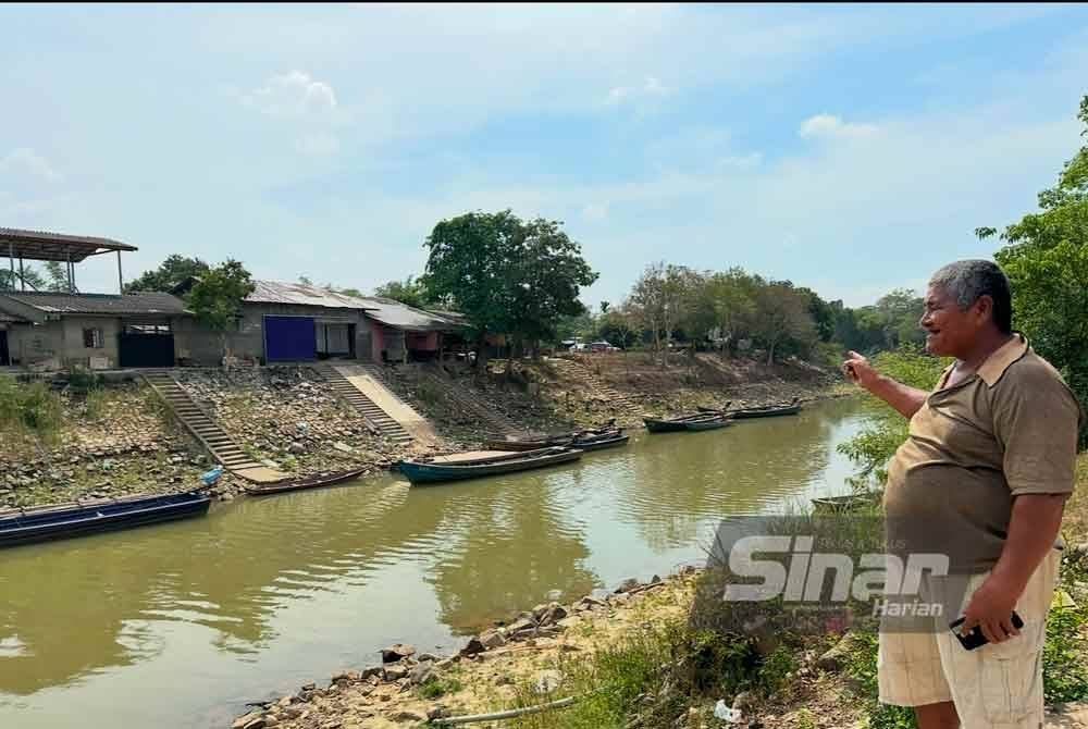 Penduduk yang melihat sempadan negara yang hanya beberapa meter terpisah dengan sungai Golok di Rantau Panjang.
