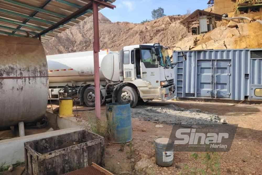 KPDN menahan empat lelaki dan menyita lori tangki muatan diesel di Kuala Krai. Foto Ihsan KPDN.