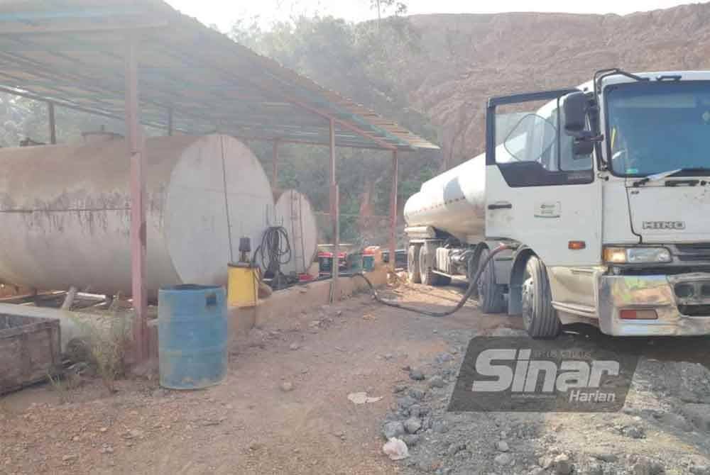 Lori tangki memindahkan diesel di lokasi perlombongan bijih besi. Foto Ihsan KPDN.