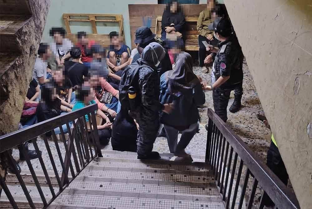 Antara warga asing ditahan dalam serbuan di sebuah flat di Chow Kit, Kuala Lumpur pada Rabu.