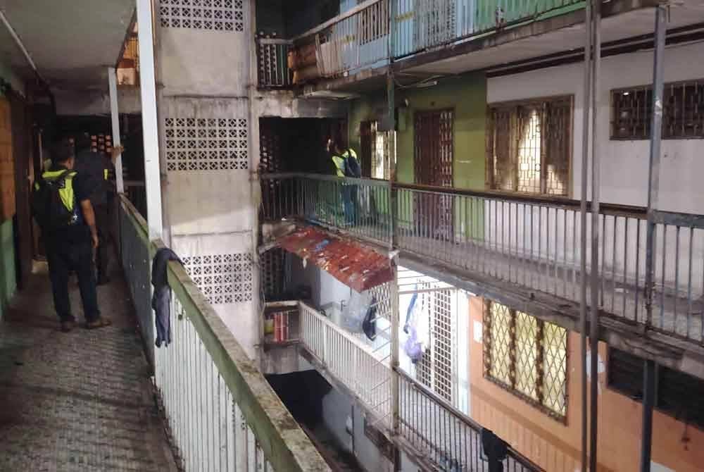 Keadaan bangunan flat 14 tingkat yang uzur di Chow Kit, Kuala Lumpur.