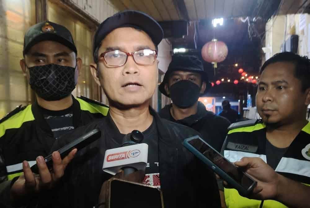 Wan Mohammed Saupee ketika ditemui pemberita selepas serbuan di sebuah flat di Chow Kit, Kuala Lumpur pada Rabu.