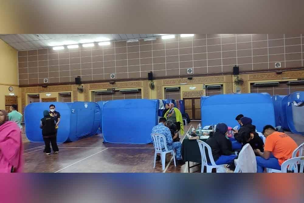 PPS D'Sury Kuala Klawang yang dibuka bagi menempatkan 51 mangsa daripada 11 keluarga terjejas akibat banjir kilat. Foto APM Jelebu