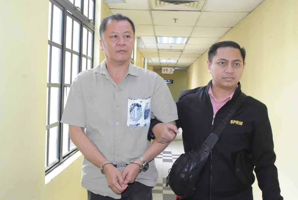 Kin Yeong (kiri) didakwa memberi suapan RM4,000 kepada pembantu penguatkuasa MBIP dibawa ke Mahkamah Sesyen Johor Bahru pada Rabu.