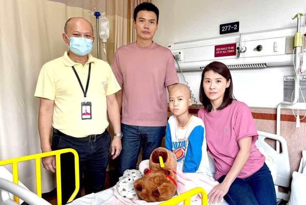 Sui Hau (kiri) ketika melawat Grace ketika mendapatkan rawatan di hospital baru-baru ini.