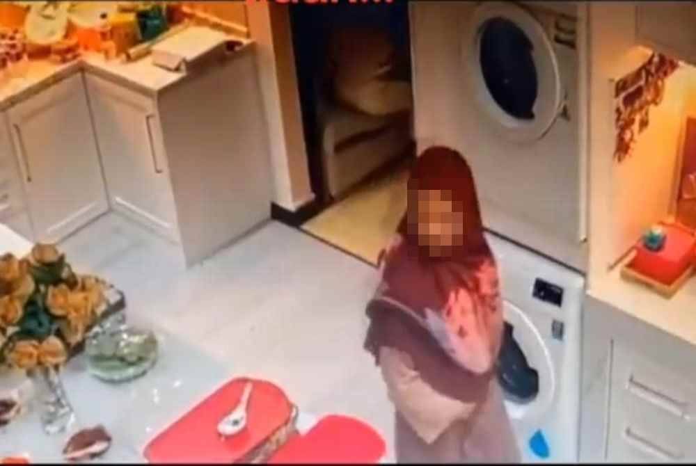 Wanita itu turut memeriksa bahagian dapur rumah.