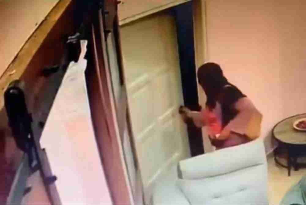 Tangkap layar CCTV menunjukkan wanita itu memasuki bilik tidur tuan rumah ketika beberapa tetamu lain sedang makan di ruang tamu rumah.