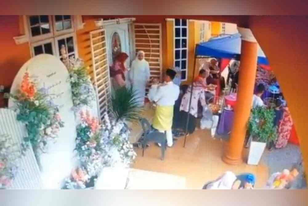 Wanita itu dilihat keluar dari pintu utama selepas mundar-mandir dalam rumah di sebuah majlis perkahwinan pada 26 November 2022.