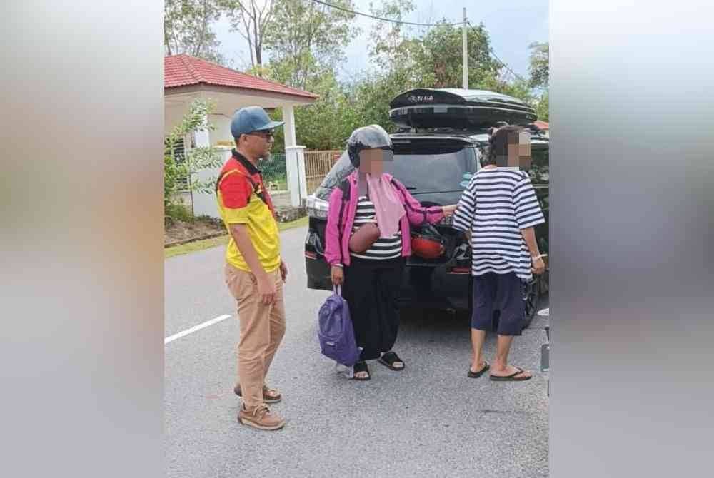 Dua beradik berkenaan selamat tiba di rumah mereka di Tasik Senangin, Nilai. Foto Balai Polis Lenggeng
