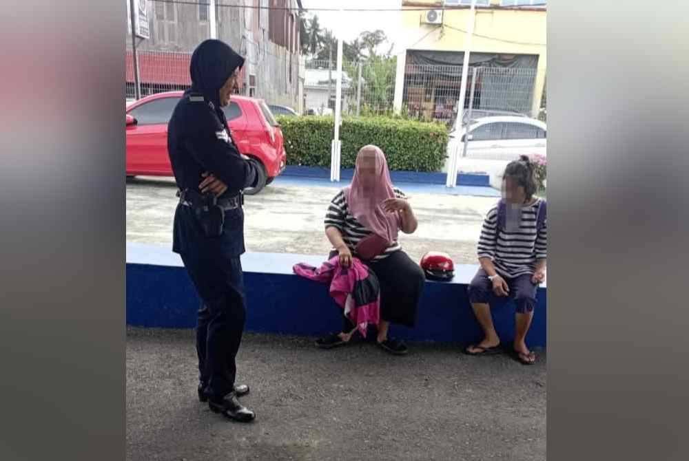 Dua beradik berkenaan ke Balai Polis Lenggeng untuk mohon bantuan. Foto Balai Polis Lenggeng