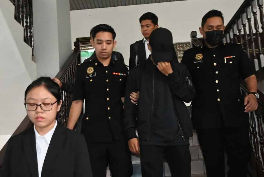 Mohamad Faqih (tengah) ketika dibawa keluar dari Mahkamah Sesyen Melaka pada Rabu.