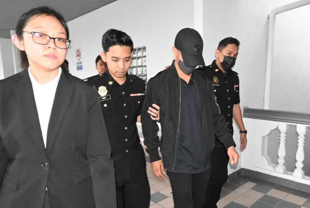 Mohamad Faqih (tengah) mengaku tidak bersalah atas tuduhan meminta dan menerima rasuah lebih RM600,000 di Mahkamah Sesyen Melaka pada Rabu.