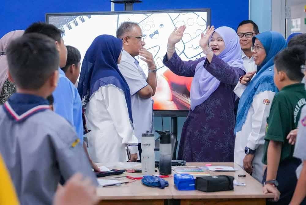 Fadhlina meninjau penggunaan bilik darjah tambahan SK Cyberjaya.