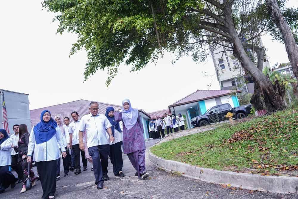 Fadhlina meninjau sesi persekolahan di SK Cyberjaya.