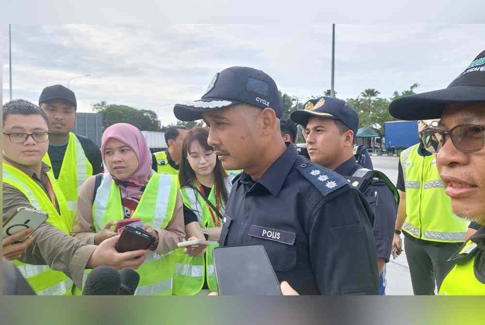 Amir ketika sidang media selepas tinjauan di R&R Dengkil Arah Utara pada Rabu.