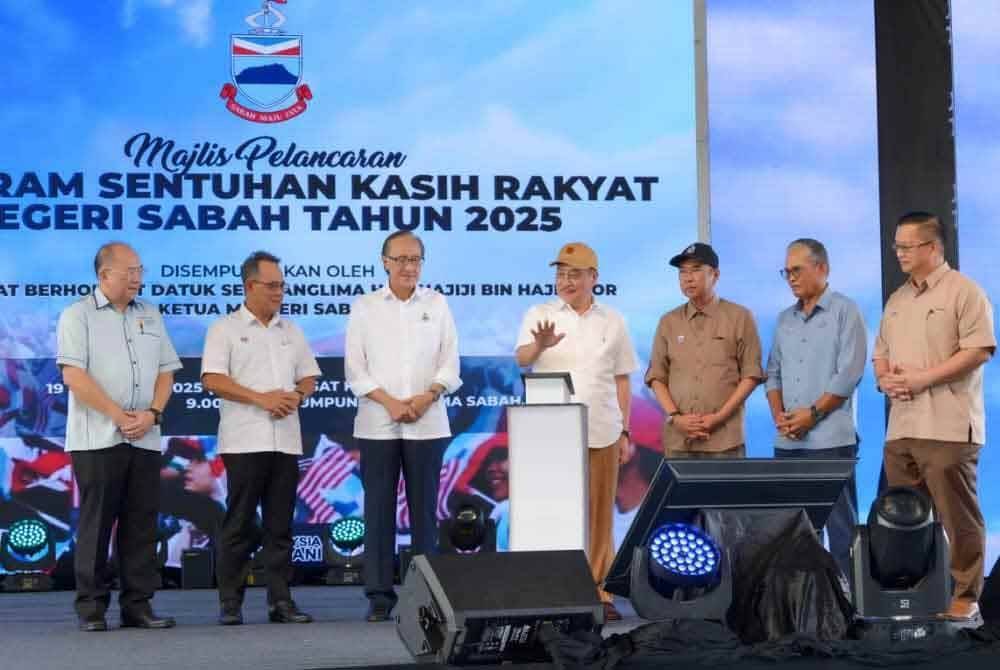 Hajiji (tengah) melancarkan program SYUKUR di Pusat Kebudayaan Rumpun Bajausama Sabah di Tuaran.