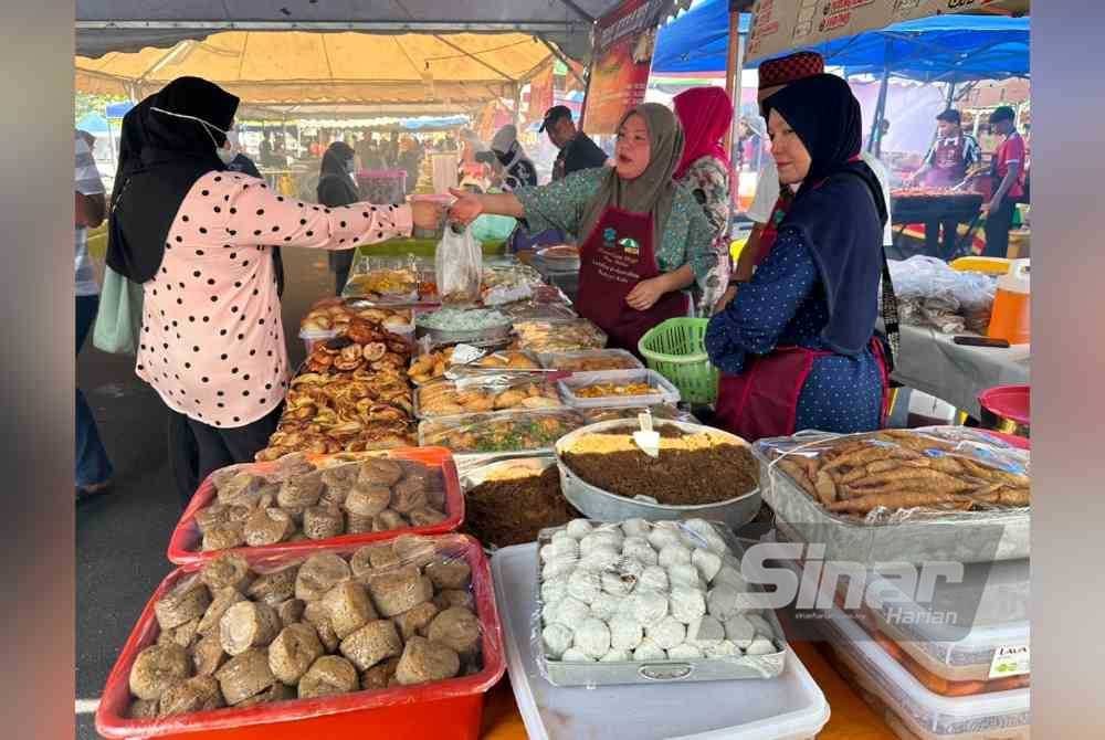 Pelbagiajenis makanan dan kuih muih dijual di Bazar Ramadan Stadium Sultan Muhammad IV. FOTO SINAR HARIAN-ADILA SHARINNI WAHID