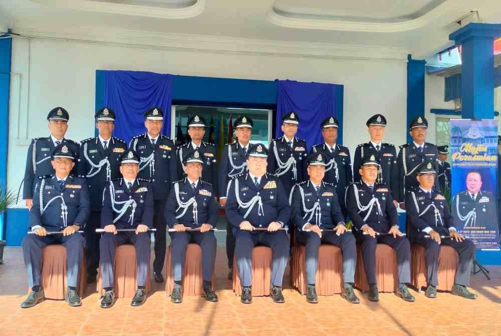 Kok Chin (tengah, duduk) bergambar bersama pegawai kanan polis semasa Perasmian IPD Sik pada Rabu.
