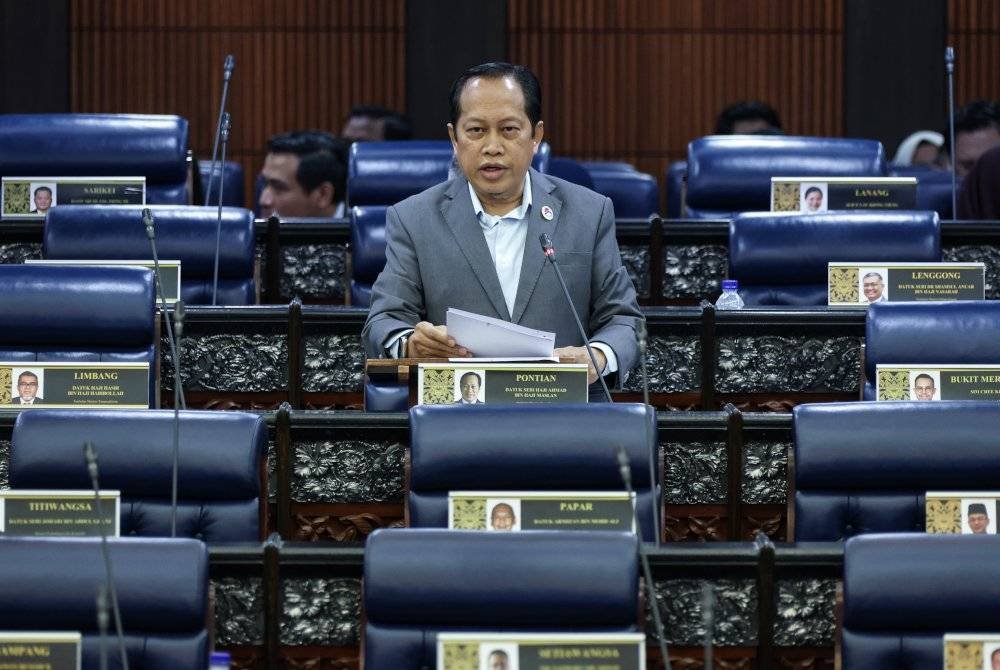 Ahmad Maslan pada sesi jawab lisan ketika Mesyuarat Pertama Penggal Keempat Parlimen ke-15 di Dewan Rakyat pada Rabu. Foto Bernama