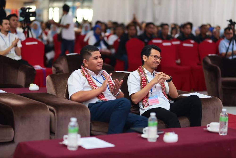 Zaidi (kiri) bersama Muhammad Kamil (kanan) ketika hadir pada salah satu program di Sabah.