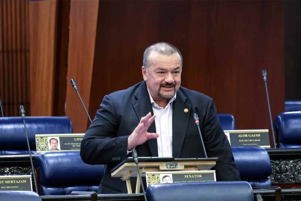 Menteri Kewangan ll, Senator Datuk Seri Amir Hamzah Azizan hadir pada sesi penggulungan titah Diraja ketika Mesyuarat Pertama Penggal Keempat Parlimen ke-15 di Dewan Rakyat pada Rabu. Foto Bernama