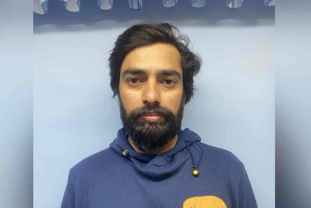 Sandeep dikhuatiri lemas selepas terjatuh di Tanjung Bin, Pontian, Isnin lalu.