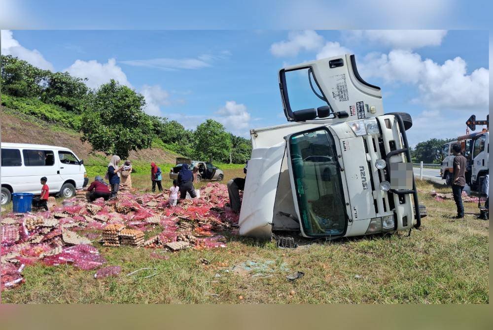 Sebuah lori terbabas dan terbalik selepas dipercayai dirempuh sebuah lori barangan sejuk beku dari arah belakang dalam kejadian kira-kira jam 5.30 pagi pada Rabu.