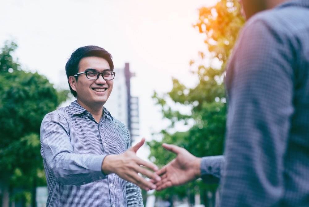 NABI MUHAMMAD SAW menyarankan untuk bersalaman ketika bertemu dengan sahabat. Foto CANVA