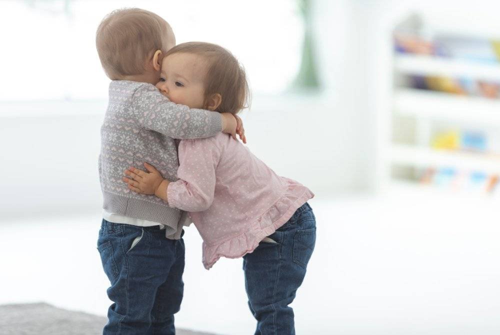 DIBOLEHKAN memeluk dan mencium mahram melainkan kerana syahwat. Foto CANVA