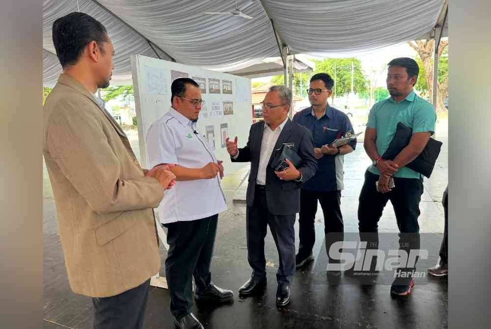 Hilmi (dua dari kanan) bersama Yang Dipertua Majlis Perbandaran Kota Bharu-Bandar Raya Islam, Azi Rahimee Mohamed melawat ke tapak Madinah Ramadan bagi melihat kemajuan kerja pada Rabu.