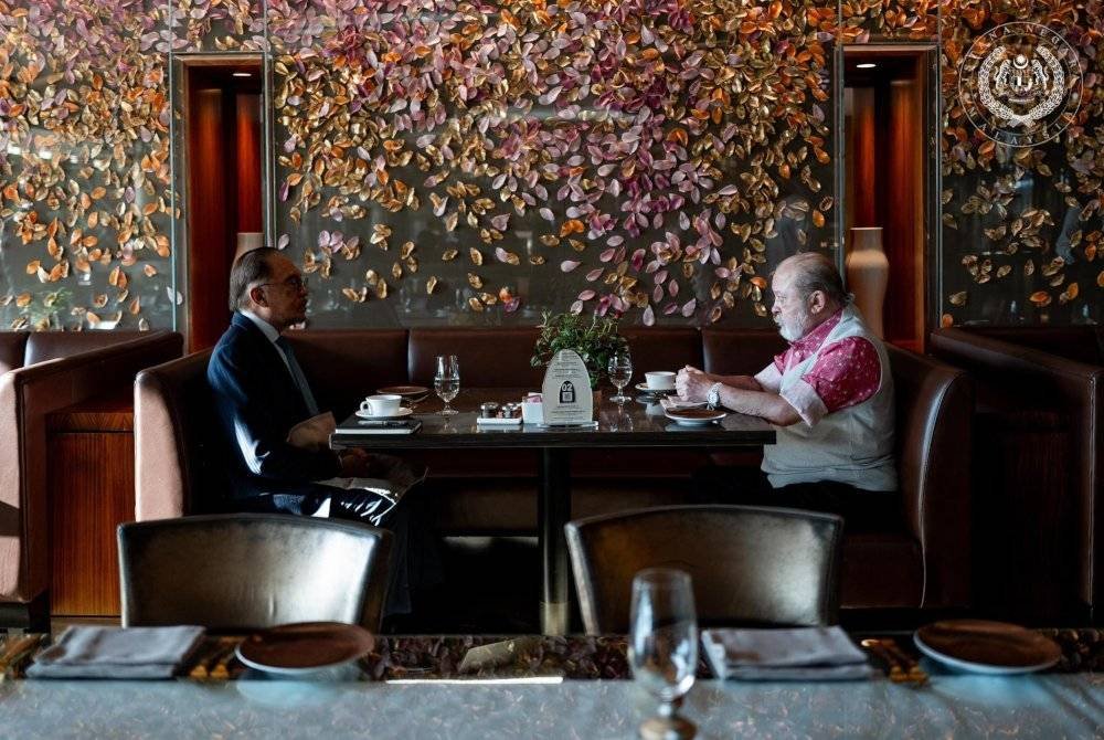 Yang di-Pertuan Agong Sultan Ibrahim berkenan menerima menghadap Perdana Menteri, Datuk Seri Anwar Ibrahim di Bahrain hari ini. FB Sultan Ibrahim Sultan Iskandar